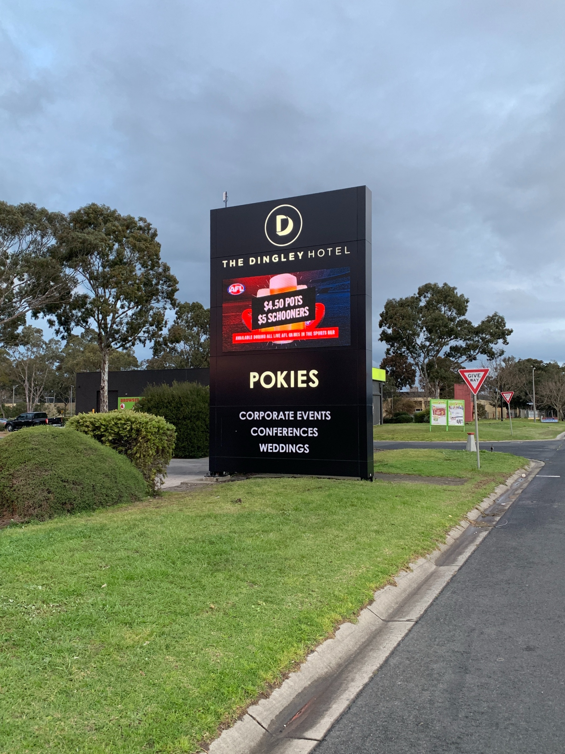 Digital pylon sign with electronic message display